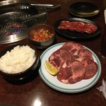 炭火焼肉じゅうじゅう - 牛タン、ロース、キムチ