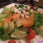 ビーボ! ビア アンド ダイニングバー - サーモンとカッテージチーズのサラダ