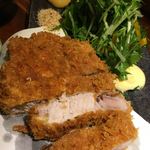 旬酔基じ - 厚いお肉の揚げ方…ギリギリでちゃんとしっとり柔らかく、衣はサクサク(｡•̀ᴗ-)