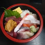 魚玉 - うに入りのスペシャル海鮮丼1000円、みそ汁が付きます