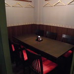 Daruma ya - 全席：半個室の仕切られたお席。６～８名テーブル(３卓)