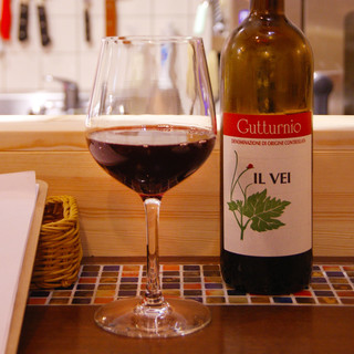 お肉に合う自然派ワインをそろえております。