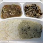 アジアンランチ - ランチボックス 白米 650円 ※メルマガ会員50円引き 鶏肉とナスと竹の子のココナッツグリーンカレー, ヒジキと豆腐の豚肉チャンプルー, 鶏肉とストローマッシュルームのあんかけ「カオ・ナー・カイ」 2018年9月25日ランチ