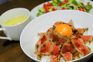 コーヒーアンドバー ハイエイトカフェ - ローストビーフ丼