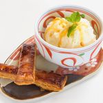 Homemade crispy pie and special vanilla ice cream 530 yen (tax included)