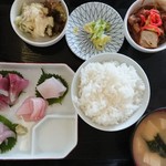 Kaisen Shokudousen - 刺身定食。1000円。小鉢がポテサラと焼そば。刺身てわって、ボリューム少なめがフツーなので、焼そばはありがたいかも。