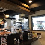 麺処 ほん田 niji - 店内。手前ではニイちゃんがチャーシューを大量に作っています。