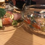 酒場劇場 せんべろロケット 駅東製作所 - 刺し盛りwith金魚鉢