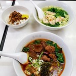 萬和樓 - 手前 牛肉麺・奥 ランチセットの鶏そばと魯肉飯