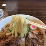 豚骨らーめん 一本道 - 麺アップ