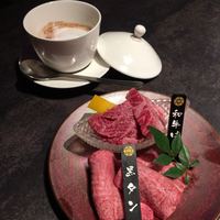 東京焼肉 平城苑 銀座5丁目店 - 奥のカプチーノみたいのがフォアグラの茶碗蒸し