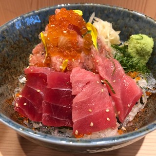 ランチも営業中！季節の活魚を使用した海鮮丼はとろける美味しさ