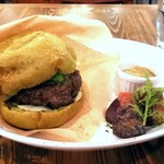 ブリコラージュ ブレッド アンド カンパニー ダイニング・カフェ - 和牛ハンバーガー、ジェノベーゼソース、フレンチフライ添え1600円。税込み　20180925　スープ付き。フレンチフライに添えられているケチャップは、グリーントマト使用の自家製☆　絶品！！(≧▽≦)v