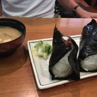浅草 魚料理 遠州屋 - ビッグなお握り。鮭と梅