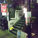 田町の駅からそこそこ近くにございます