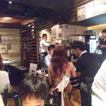 店内はけっこう混んでます