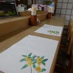 美幸寿司 - 美しい一枚板のカウンター