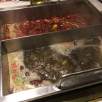 成都葫芦娃一家人火锅 - 葫芦娃火锅好运街店(火鍋に火が入った後)