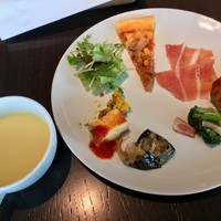The Living Room with SKY BAR - 料理