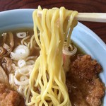 ファミリーレストランかつ庵 - かつラーメン　麺アップ