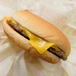 マクドナルド - 普通のチーズバーガーは貧相やなあ