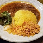 SPICY CURRY 魯珈 - スリランカ風辛口チキンカレー＋ポルサンボル