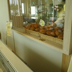 卵卵ふわぁーむ - 目の前でカスタードクリームを注入です。