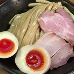 いかれたヌードル フィッシュトンズ - 「濃厚味玉つけ麺」アップ。珍しい平打ち麺です。