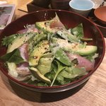 蔵出し和酒と江戸前天ぷら 甲州街道 賽 - アボカドと生ハムのサラダ