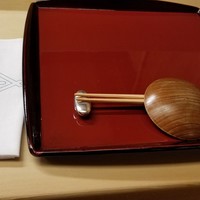 赤坂 菊乃井 - セッティング。重陽の節句の時期なのでまずは菊の花びらを浮かべた冷酒からスタート。