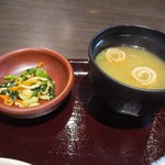 大衆居食家 しょうき - ランチのお味噌汁はあわせ味噌のお味噌汁、小鉢は野菜のおひたしでした。
