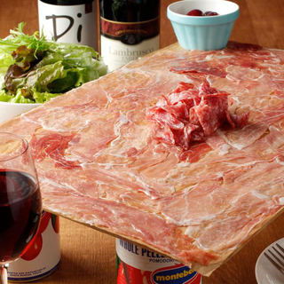 Our most popular item★Dodon, a platter of Prosciutto and salami is a must-try!