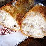 ベーカリーKiBuN屋 - フランスパンを切る。