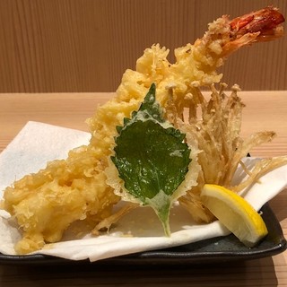 サクサクの天ぷらは天然の特大海老や季節のお野菜がオススメ！