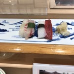 寿司の次郎長 - 握り前半、鮪赤身、烏賊、ハマチ、鯛！