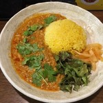 SPICY CURRY 魯珈 - インドネシア風バイマックルとレモングラスのキーマ