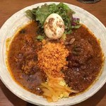 SPICY CURRY 魯珈 - 2種カレー(骨付きスペアリブのポークビンダルゥカレー、スリランカ風辛口チキンカレー)＋るうろう煮玉子、ポルサンボル 