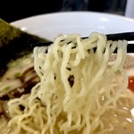 とんこつらあめん 楽  - 縮れ細麺 (＞＜)