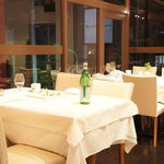 ビオディナミコ - こじんまりした造りの店内は、白と焦げ茶を基調にした落ち着いた雰囲気です。