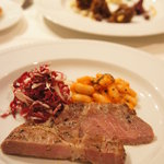 ビオディナミコ - 本日のお肉料理：岩中豚のグリル 白インゲン豆のウチェレッティ♪お肉のしっとり感、脂感が素晴らしいです☆