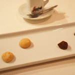 ビオディナミコ - 食後の小菓子は焼き菓子とチョコレート。