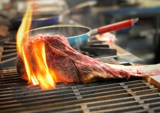 Pasutan - 誰もが1度は憧れる原始肉トマホークステーキは迫力満点‼︎1kg級の巨大ステーキはまさにインスタ映えです。