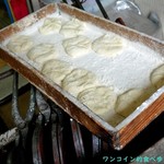 上舘せんべい店 - 焼く前のせんべい生地