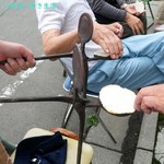 上舘せんべい店 - 手焼きせんべい機で、１枚１枚焼いている