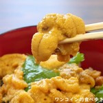 小袖海女センター - まだ動いてる新鮮なウニを、あつあつご飯の上に