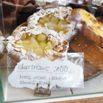 Jiyugaoka BAKE SHOP - シャルトリューズ（300円）♪洋梨のコンポートを敷き詰めてあります。