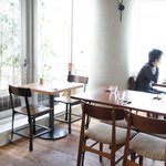 Jiyugaoka BAKE SHOP - カフェスペースは明るくてとっても気持ちが良さそう♪