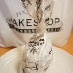 Jiyugaoka BAKE SHOP - ラズベリーマフィン、こんな風に包んでくれました♪