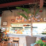 キンカオコン - キッチンは店内を見渡せる中央の１段高いところにあります。