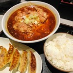 5匹のこぶた - こぶたラーメン（ピリ辛）+餃子&ライス